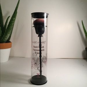 🆕WET N Wild blush brush🆕